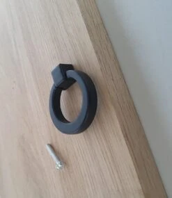 Kastknoppen Meubelknop Zwart Inclusief Bevestigingsbout| 4.6cm | Meubelhandvat | Landelijke Greep | Meubelknoppen | Hand Grepen | Knop Robuust | Deurgreep Staal | Metaal | Strak Meubelbeslag | Schuifdeur | Handvat | Greep | Kastknop |