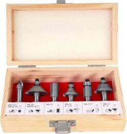 FERM Bovenfrees - 1300W - Stofzuiger Adapter - Ingebouwde LED Werkverlichting - Incl. 6-delige Freesset, Parallel- En Sjabloongeleider -WerkPro Verkoopwinkel 1134x1200 6