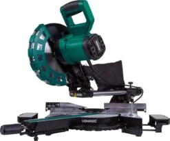 VONROC Afkortzaag- Kapzaag - Verstekzaag – 2200W – Ø254MM – 4500 R/min - Verstelbare Tafelverbreders – Zaagcapaciteit 340mm - Trekfunctie – Lengtestop – Kantelbaar (0-45°) - Incl. 60 Tands Zaagblad, Werkstukklem, Lasergeleiding & LED Werkverlichting 18 VONROC Afkortzaag- Kapzaag - Verstekzaag – 2200W – Ø254MM – 4500 R/min - Verstelbare Tafelverbreders – Zaagcapaciteit 340mm - Trekfunctie – Lengtestop – Kantelbaar (0-45°) - Incl. 60 Tands Zaagblad, Werkstukklem, Lasergeleiding & LED Werkverlichting -WerkPro Verkoopwinkel 1200x1001 4