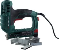 Tacker - Nietpistool - Spijkerpistool - Elektrisch Spijkerpistool - Handtacker - Nagelpistool - 500 Nietjes. - 500 Spijkers - Nietpistool Met Nietjes.