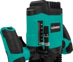 VONROC Bovenfrees 1200W – 6-8mm – Variabel Toerental 16.000 – 30.000 Rpm – Incl. 6-delige Freesset, Malgeleider, Parallelgeleider En Centreerpen -WerkPro Verkoopwinkel 1200x1021 3