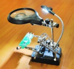 Merkloos Derde Hand Met LED Vergrootglas - Helping / Helpende 3e Soldeer Hand Soldeerhulp -WerkPro Verkoopwinkel 1200x1121