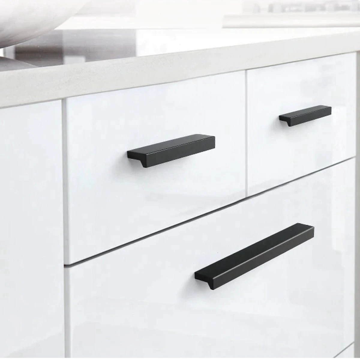 Handgreep Zwart 162mm 10 Stuks - Hartafstand 128mm - Zwart - Meubelgreep Zwart - Handgreep - Keukengreep Zwart - Greep Zwart - Deurgreep - Handgreep Keukenkastjes - Meubelgrepen - Handgrepen Voor Deurtjes - Inclusief Schroeven 6 Handgreep Zwart 162mm 10 Stuks - Hartafstand 128mm - Zwart - Meubelgreep Zwart - Handgreep - Keukengreep Zwart - Greep Zwart - Deurgreep - Handgreep Keukenkastjes - Meubelgrepen - Handgrepen Voor Deurtjes - Inclusief Schroeven - Afbeelding 4