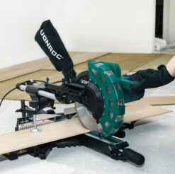 VONROC Afkortzaag- Kapzaag - Verstekzaag – 2200W – Ø254MM – 4500 R/min - Verstelbare Tafelverbreders – Zaagcapaciteit 340mm - Trekfunctie – Lengtestop – Kantelbaar (0-45°) - Incl. 60 Tands Zaagblad, Werkstukklem, Lasergeleiding & LED Werkverlichting 15 VONROC Afkortzaag- Kapzaag - Verstekzaag – 2200W – Ø254MM – 4500 R/min - Verstelbare Tafelverbreders – Zaagcapaciteit 340mm - Trekfunctie – Lengtestop – Kantelbaar (0-45°) - Incl. 60 Tands Zaagblad, Werkstukklem, Lasergeleiding & LED Werkverlichting -WerkPro Verkoopwinkel 1200x1197 11