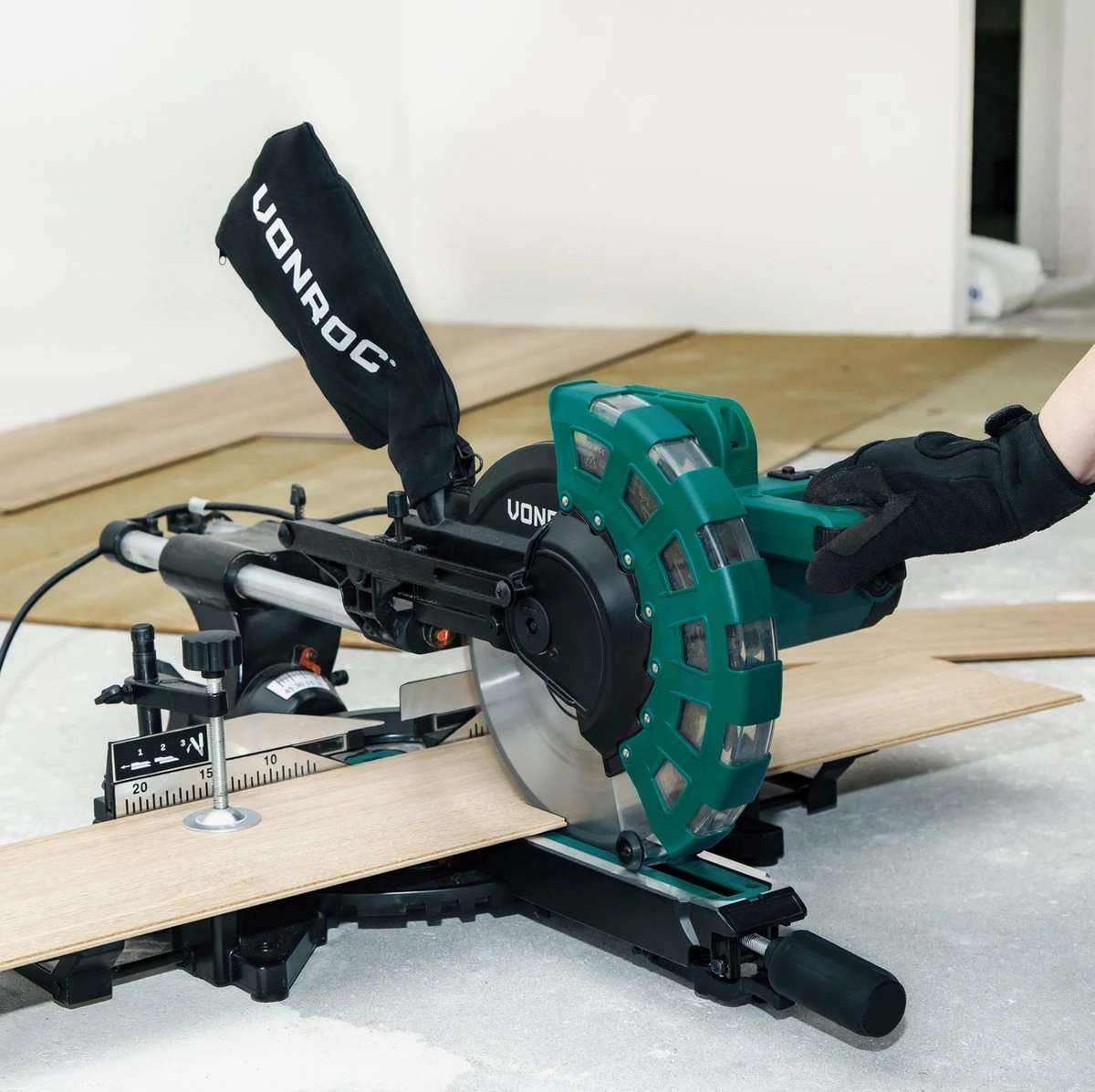 VONROC Afkortzaag- Kapzaag - Verstekzaag – 2200W – Ø254MM – 4500 R/min - Verstelbare Tafelverbreders – Zaagcapaciteit 340mm - Trekfunctie – Lengtestop – Kantelbaar (0-45°) - Incl. 60 Tands Zaagblad, Werkstukklem, Lasergeleiding & LED Werkverlichting 7 VONROC Afkortzaag- Kapzaag - Verstekzaag – 2200W – Ø254MM – 4500 R/min - Verstelbare Tafelverbreders – Zaagcapaciteit 340mm - Trekfunctie – Lengtestop – Kantelbaar (0-45°) - Incl. 60 Tands Zaagblad, Werkstukklem, Lasergeleiding & LED Werkverlichting - Afbeelding 5