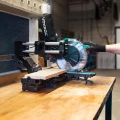 VONROC Compacte Afkortzaag - Kapzaag - Verstekzaag 2200W - Ø216mm – 5200 /min – Demonteerbare Verstekarm - Trekfunctie - Verstelbare Tafelverbreders – Kantelbaar (0-45°) – Lengtestop – Diepteregeling - Laser & LED – Incl. Zaagblad & Werkstukklem -WerkPro Verkoopwinkel 1200x1198 17