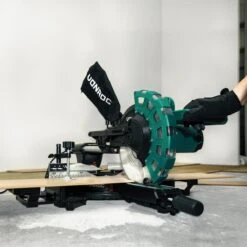 VONROC Afkortzaag- Kapzaag - Verstekzaag – 2200W – Ø254MM – 4500 R/min - Verstelbare Tafelverbreders – Zaagcapaciteit 340mm - Trekfunctie – Lengtestop – Kantelbaar (0-45°) - Incl. 60 Tands Zaagblad, Werkstukklem, Lasergeleiding & LED Werkverlichting 17 VONROC Afkortzaag- Kapzaag - Verstekzaag – 2200W – Ø254MM – 4500 R/min - Verstelbare Tafelverbreders – Zaagcapaciteit 340mm - Trekfunctie – Lengtestop – Kantelbaar (0-45°) - Incl. 60 Tands Zaagblad, Werkstukklem, Lasergeleiding & LED Werkverlichting -WerkPro Verkoopwinkel 1200x1198 24