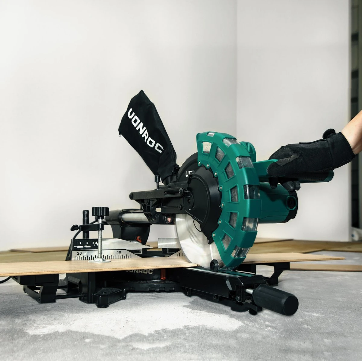 VONROC Afkortzaag- Kapzaag - Verstekzaag – 2200W – Ø254MM – 4500 R/min - Verstelbare Tafelverbreders – Zaagcapaciteit 340mm - Trekfunctie – Lengtestop – Kantelbaar (0-45°) - Incl. 60 Tands Zaagblad, Werkstukklem, Lasergeleiding & LED Werkverlichting 9 VONROC Afkortzaag- Kapzaag - Verstekzaag – 2200W – Ø254MM – 4500 R/min - Verstelbare Tafelverbreders – Zaagcapaciteit 340mm - Trekfunctie – Lengtestop – Kantelbaar (0-45°) - Incl. 60 Tands Zaagblad, Werkstukklem, Lasergeleiding & LED Werkverlichting - Afbeelding 7