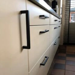 Merkloos Handgreep Zwart Vierkant - RVS - 64mm Hartafstand - Handvat Voor Kast, Keukenkast, Lade Of Deurtje - Vierkante Moderne Greep Inclusief Schroeven - Keukengreep - Meubelgreep - Kastgreep - Kleine Handgreep -WerkPro Verkoopwinkel 1200x1200 1366