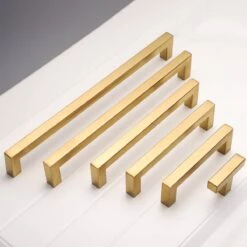 Merkloos Handgreep Goud Vierkant - RVS - 64mm Hartafstand - Handvat Voor Kast, Keukenkast, Lade Of Deurtje - Vierkante Moderne Greep Inclusief Schroeven - Keukengreep - Meubelgreep - Kastgreep - Kleine Handgreep