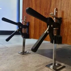 Merkloos Deurlift - Deurlifter - Armlifter - Arbeidsbesparende Arm - Klemmen - Ondersteunen - Liften - Deuren - Platen - Kasten - Verhuizen - Verplaatsen - Tillen - Hoogte 38cm - 2 Stuks -WerkPro Verkoopwinkel 1200x1200 1692