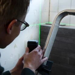 VONROC Kruislijnlaser – Groen – Zelfnivellerend – 18 Meter – Incl. Bevestigingsbeugel, Opbergtas -WerkPro Verkoopwinkel 1200x1200 2118