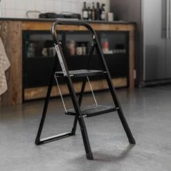 Kibani Keukentrapje - 2 Treden - Huishoudtrap - Keukentrap - Opstapje - Metaal - Opvouwbaar - Inklapbaar - Zwart - Antislip - Stevig -WerkPro Verkoopwinkel 1200x1200 2546