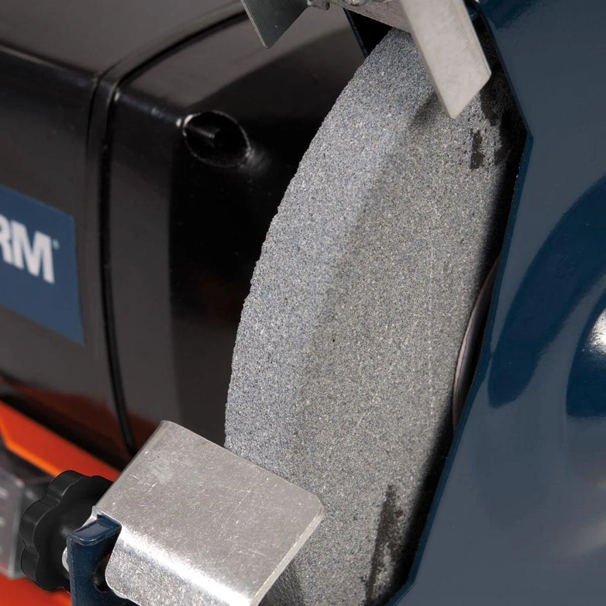 FERM Tafelslijpmachine - 150W - Stofdichte Schakelaar - Vonkvangers - Incl. 2 Slijpschijven Voor Fijn- Als Grof Slijpen 5 FERM Tafelslijpmachine - 150W - Stofdichte Schakelaar - Vonkvangers - Incl. 2 Slijpschijven Voor Fijn- Als Grof Slijpen - Afbeelding 3