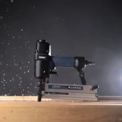 FERM ATM1051 Pneumatische Spijker- En Nietpistool - Combitacker - Spijkers (15-50mm) - Nieten (16-40mm) - Incl. Spijkers, Nieten En Koffer -WerkPro Verkoopwinkel 1200x1200 505