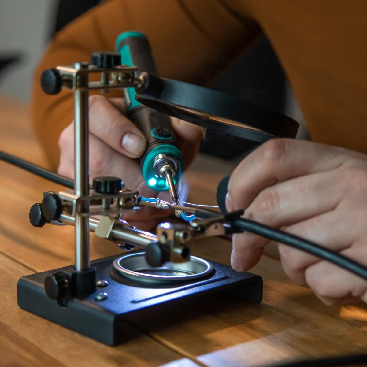 VONROC Derde Hand Met Vergrootglas – Incl. 2 Verstelbare Armen, Zware Voet En Opvang Bakje 5 VONROC Derde Hand Met Vergrootglas – Incl. 2 Verstelbare Armen, Zware Voet En Opvang Bakje - Afbeelding 3