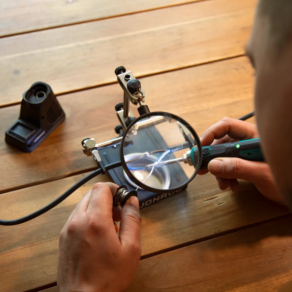 VONROC Derde Hand Met Vergrootglas – Incl. 2 Verstelbare Armen, Zware Voet En Opvang Bakje 6 VONROC Derde Hand Met Vergrootglas – Incl. 2 Verstelbare Armen, Zware Voet En Opvang Bakje - Afbeelding 4