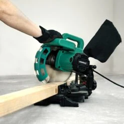 VONROC Afkortzaag - Verstekzaag – 1700W – Ø216MM – 4900 /min - Met Laser, Tafelverbreders & Diepteregeling – Incl. Zaagblad En Werkstukklem -WerkPro Verkoopwinkel 1200x1200 662