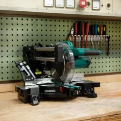 VONROC Compacte Afkortzaag - Kapzaag - Verstekzaag 2200W - Ø216mm – 5200 /min – Demonteerbare Verstekarm - Trekfunctie - Verstelbare Tafelverbreders – Kantelbaar (0-45°) – Lengtestop – Diepteregeling - Laser & LED – Incl. Zaagblad & Werkstukklem -WerkPro Verkoopwinkel 1200x1200 665