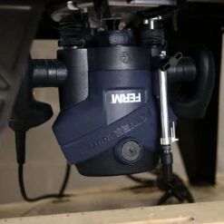 FERM Bovenfrees - 1300W - Stofzuiger Adapter - Ingebouwde LED Werkverlichting - Incl. 6-delige Freesset, Parallel- En Sjabloongeleider -WerkPro Verkoopwinkel 1200x1200 860