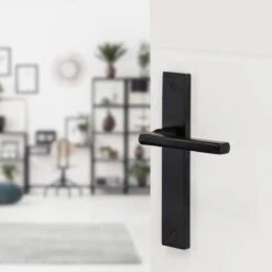 Impresso Redhill Deurklink Zwart – Deurbeslag - Binnendeur – Deurkruk Met Schild – Blind – Langwerpig Deurschild – 230 X 40 X 9 Mm -WerkPro Verkoopwinkel 1200x1200 912