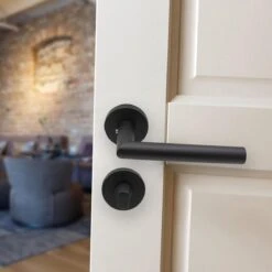 Slotman Solutions Mat Zwarte Deurklink RVS Met Rond Rozet En Toilet-/badkamersluiting - Deurkruk Zwart Voor Stijlvolle En Elegante Uitstraling -WerkPro Verkoopwinkel 1200x1200 913