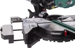 VONROC Afkortzaag En Verstekzaag Met Trekfunctie – 2000W – Ø216MM - LED Verlichting Op Werkstuk – Laser Voor Perfecte Zaaglijn – Extra Zaagbreedte 340mm – Verstelbare Tafelverbreders Met Lengtestop - Incl. Zaagblad & Werkstukklem -WerkPro Verkoopwinkel 1200x779 3