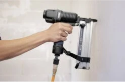 FERM ATM1051 Pneumatische Spijker- En Nietpistool - Combitacker - Spijkers (15-50mm) - Nieten (16-40mm) - Incl. Spijkers, Nieten En Koffer -WerkPro Verkoopwinkel 1200x793 2