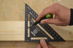 DjoDjo - Winkelhaak - Metrische Driehoek - Speed Square - Schrijfhaak - Blokhaak - Verstekhaak - 5-in-1 Meetdriehoek - Zwart -WerkPro Verkoopwinkel 1200x795 13