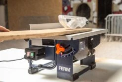 FERM Zaagtafel 800W – Incl. Ø200mm 24T Zaagblad, Verstekgeleider, Parallelgeleider, Duwstok En Stofzuigaansluiting -WerkPro Verkoopwinkel 1200x800 1