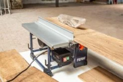 FERM Zaagtafel 800W – Incl. Ø200mm 24T Zaagblad, Verstekgeleider, Parallelgeleider, Duwstok En Stofzuigaansluiting -WerkPro Verkoopwinkel 1200x800 2
