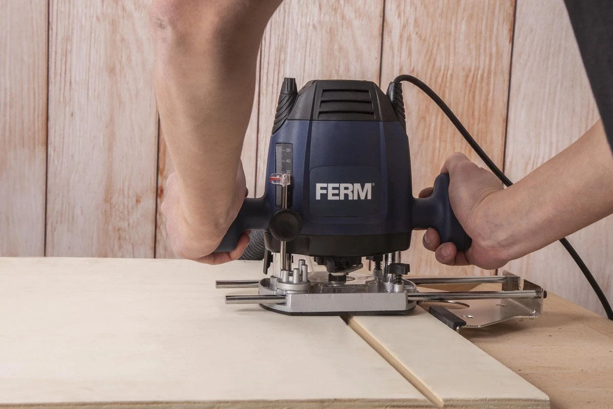 FERM Bovenfrees 1200W - 6, 8 Mm - Variabele Snelheid – Incl. 3-delige Frezenset, Kopieerring, Parallelgeleider En Passerpunt 9 FERM Bovenfrees 1200W - 6, 8 Mm - Variabele Snelheid – Incl. 3-delige Frezenset, Kopieerring, Parallelgeleider En Passerpunt - Afbeelding 7