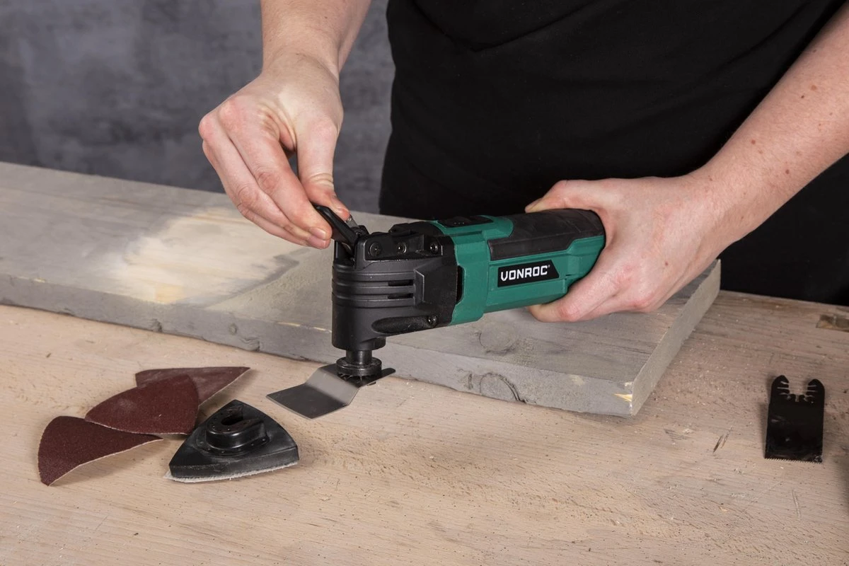 VONROC Oscillerende Multitool – 300W – Snelwisselsysteem, Variabele Snelheid – Incl. 61 Accessoires 10 VONROC Oscillerende Multitool – 300W – Snelwisselsysteem, Variabele Snelheid – Incl. 61 Accessoires - Afbeelding 8