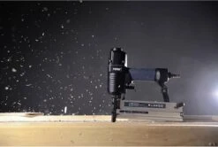 FERM ATM1051 Pneumatische Spijker- En Nietpistool - Combitacker - Spijkers (15-50mm) - Nieten (16-40mm) - Incl. Spijkers, Nieten En Koffer -WerkPro Verkoopwinkel 1200x805 8