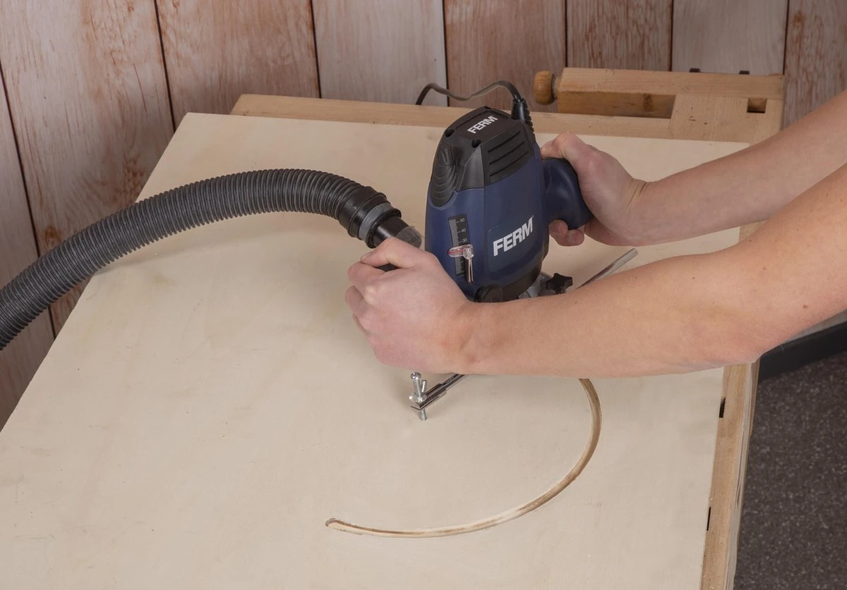 FERM Bovenfrees 1200W - 6, 8 Mm - Variabele Snelheid – Incl. 3-delige Frezenset, Kopieerring, Parallelgeleider En Passerpunt 8 FERM Bovenfrees 1200W - 6, 8 Mm - Variabele Snelheid – Incl. 3-delige Frezenset, Kopieerring, Parallelgeleider En Passerpunt - Afbeelding 6