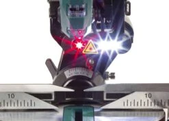 VONROC Afkortzaag- Kapzaag - Verstekzaag – 2200W – Ø254MM – 4500 R/min - Verstelbare Tafelverbreders – Zaagcapaciteit 340mm - Trekfunctie – Lengtestop – Kantelbaar (0-45°) - Incl. 60 Tands Zaagblad, Werkstukklem, Lasergeleiding & LED Werkverlichting 13 VONROC Afkortzaag- Kapzaag - Verstekzaag – 2200W – Ø254MM – 4500 R/min - Verstelbare Tafelverbreders – Zaagcapaciteit 340mm - Trekfunctie – Lengtestop – Kantelbaar (0-45°) - Incl. 60 Tands Zaagblad, Werkstukklem, Lasergeleiding & LED Werkverlichting -WerkPro Verkoopwinkel 1200x853 12