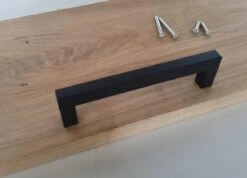 Handgreep Zwart Inclusief Bevestigingsbouten| 14cm | Meubelhandvat | Landelijke Greep | Industriële Keukengreep | Hand Grepen | Robuust | Deurgreep Staal | Metaal | Strak Meubelbeslag | Schuifdeur | Handvat |