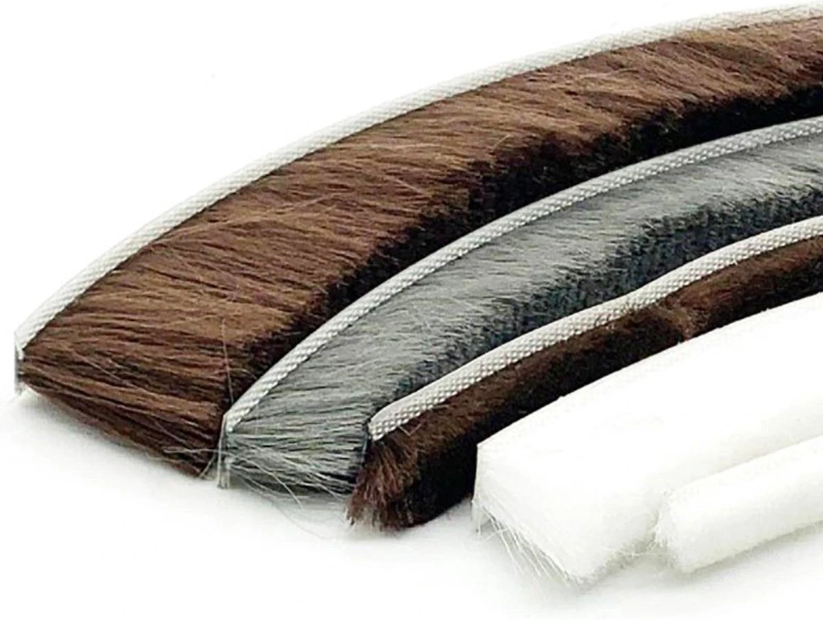 Merkloos Tochtstrip Voor Deur En Raam - 2 Meter - Met Borstel En Plakstrip - Isolatiestrip - Grijs 6 Merkloos Tochtstrip Voor Deur En Raam - 2 Meter - Met Borstel En Plakstrip - Isolatiestrip - Grijs - Afbeelding 4