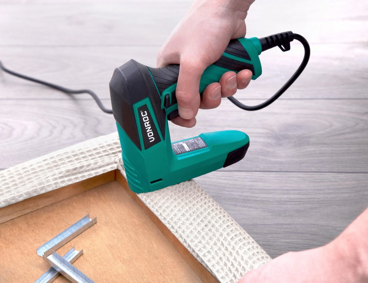 VONROC Elektrische Tacker – Complete Set Incl. 900 Nieten & 300 Spijkers 9 VONROC Elektrische Tacker – Complete Set Incl. 900 Nieten & 300 Spijkers - Afbeelding 7