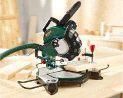 Parkside Afkortzaag En Verstekzaag 1500W - Toerental: 0 - 5000 Tpm - Verstekhoek: -45 - 45° - Traploos Kantelbare Zaagkop - Eenvoudig Te Bevestigen Stofzak - Laser Voor Verhoogde Snijprecisie - -WerkPro Verkoopwinkel 1200x959 1